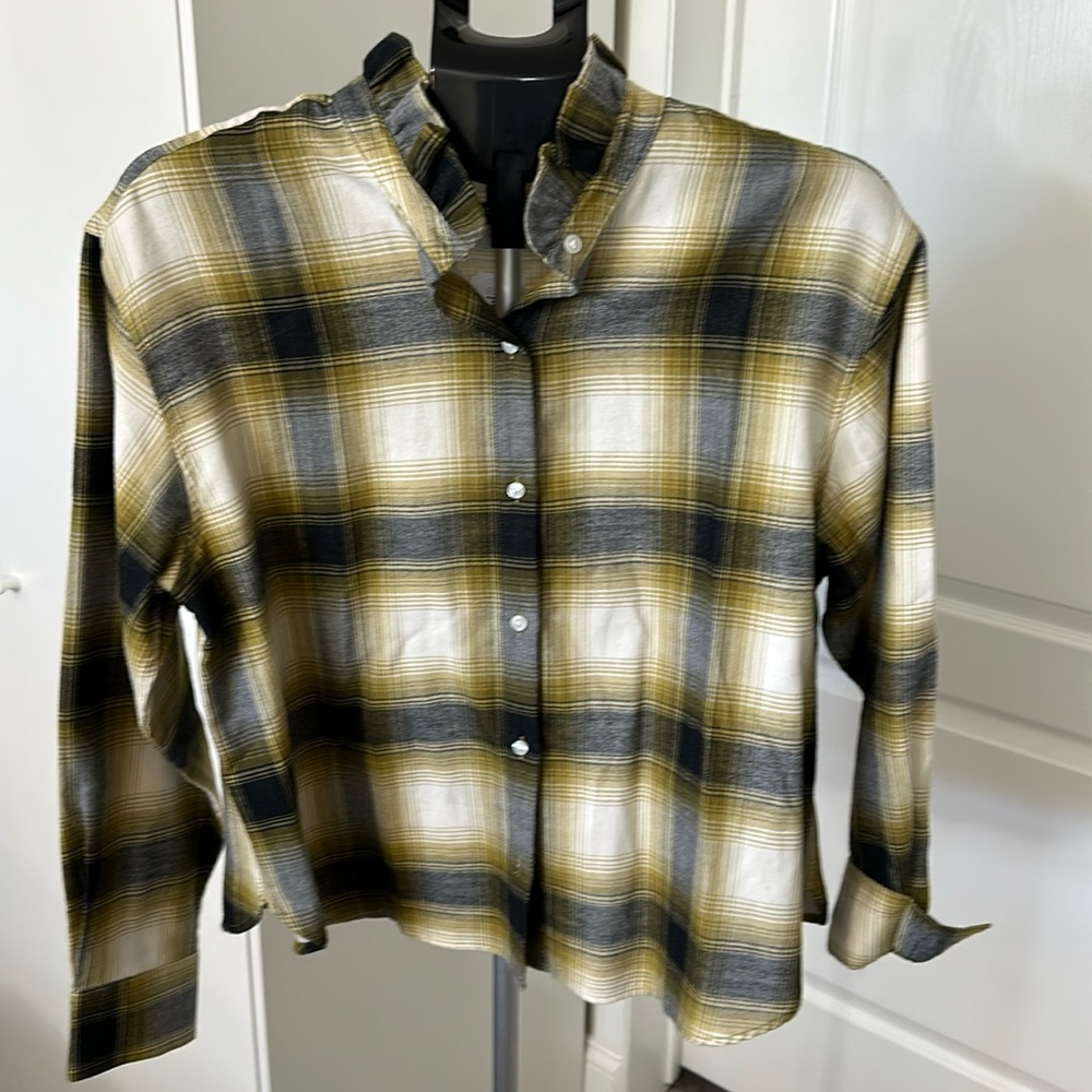 Shirt size M. Cropped top long sleeves. New with tag.